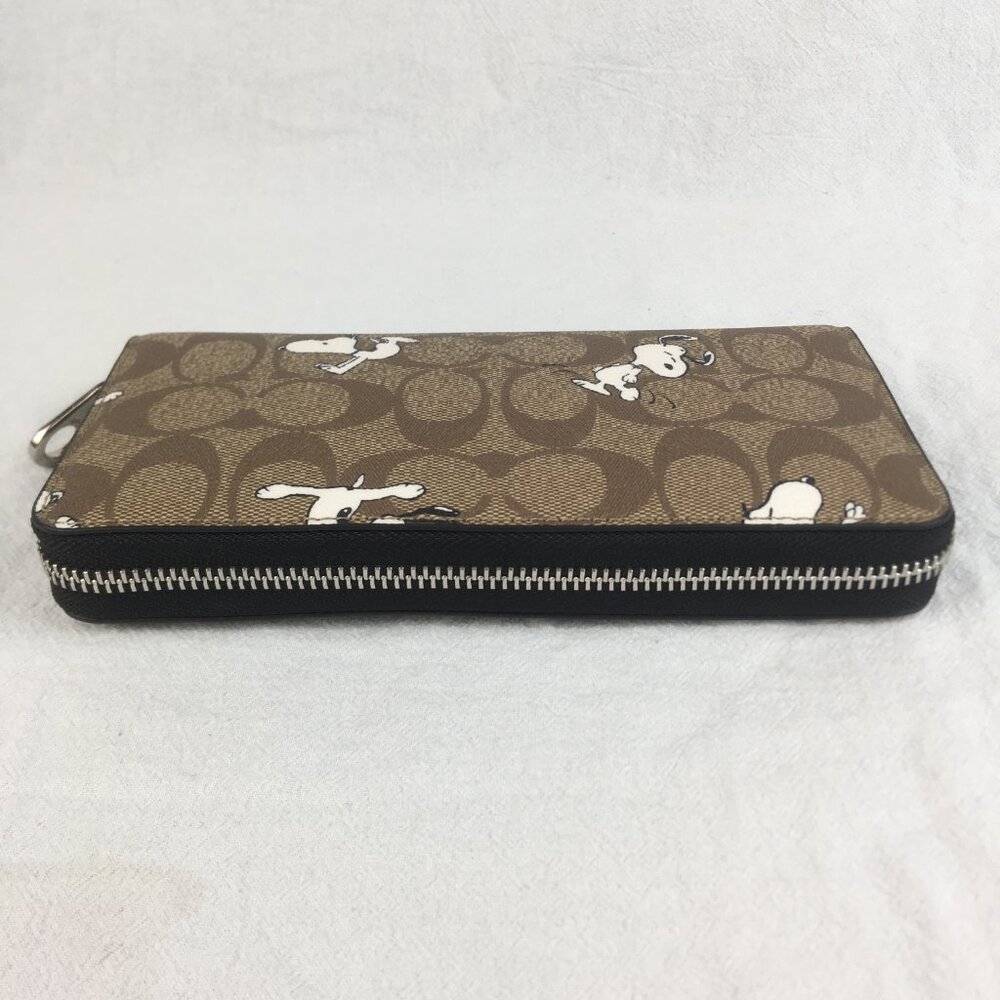 Coach x Peanuts Snoopy Wristlet Wallet - Picture 4 of 9